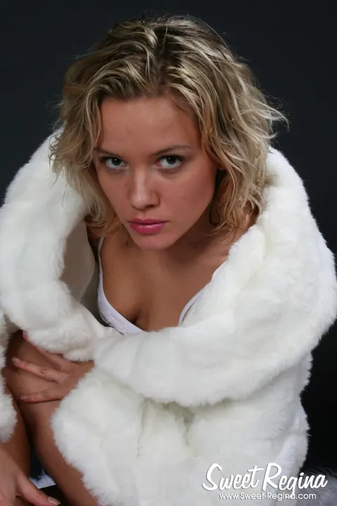 Blonde Amateur Drops Fur Coat and Oils Up – photo 9 of 16