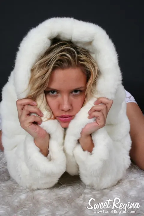 Blonde Amateur Drops Fur Coat and Oils Up – photo 10 of 16