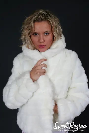 Blonde Amateur Drops Fur Coat and Oils Up