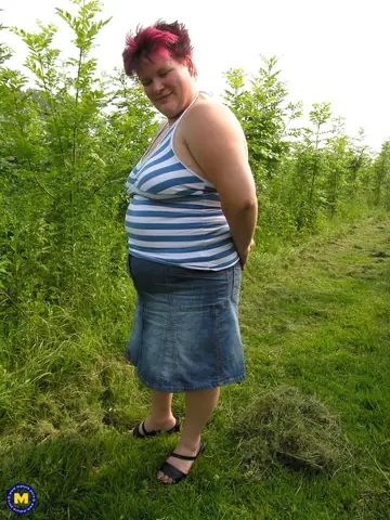Mature BBW Fingers Her Pussy Outdoors