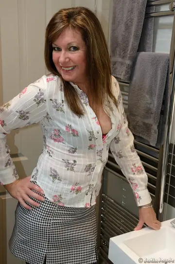 Satin Jayde – Mature Blonde MILF Spreads Her Shaved Pussy in the Bathroom