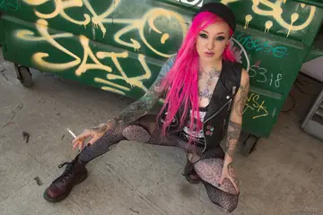 Kelsi Lynn – Brunette PAWG Rips Pantyhose and Shows Her Ass in Alley