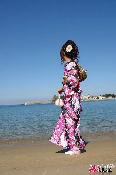 Asian Brunette Poses in a Kimono on the Beach – photo 11 of 15