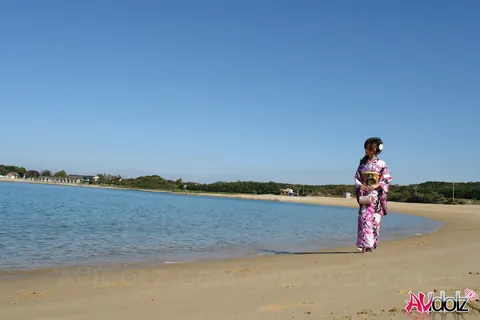Asian Brunette Poses in a Kimono on the Beach – photo 10 of 15