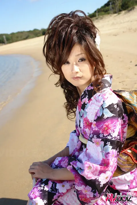 Asian Brunette Poses in a Kimono on the Beach – photo 15 of 15