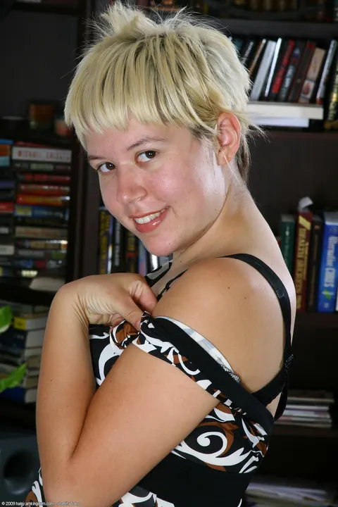 Short-Haired Woman Bares Her Hairy Bush – photo 2 of 21