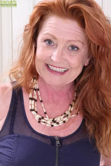 Veronica Smith – Busty Redhead MILF Spreads Her Legs in Stockings
