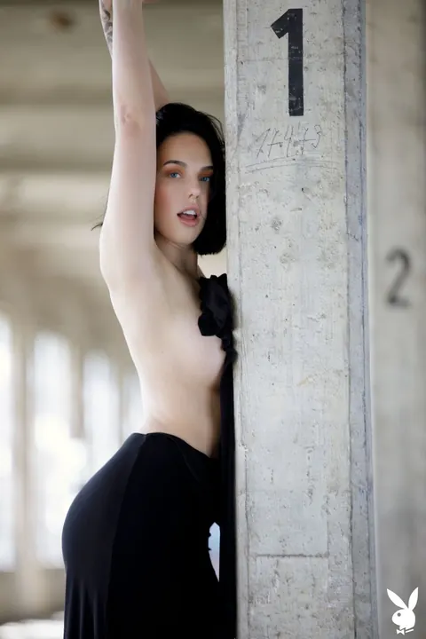 Marisa Ehret: German Brunette in High Heels Spreads Outdoors – photo 3 of 20