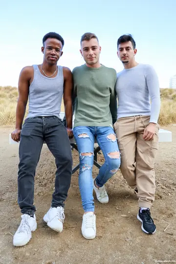 Black Man and White Man Kiss Before Bareback Threesome