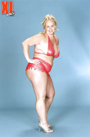 Kaitlin Klien – Tattooed Blonde BBW Spreads Outdoors