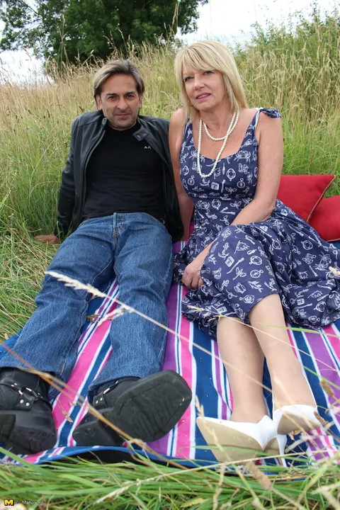 Amy Goodhead: Thick British MILF Gets Fucked Doggy Style Outdoors in a Skirt – photo 3 of 16