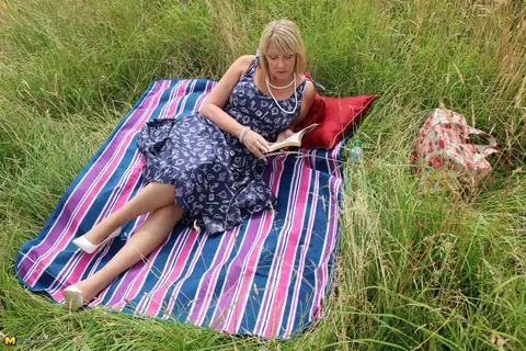 Amy Goodhead: Thick British MILF Gets Fucked Doggy Style Outdoors in a Skirt – photo 1 of 16