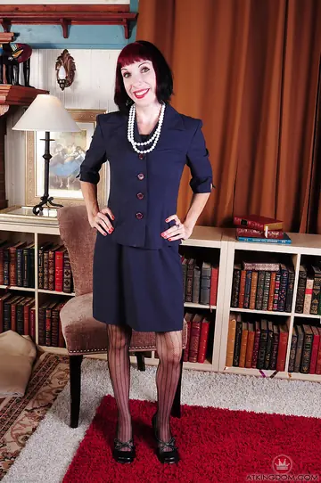 Alyce Porter – Mature Brunette Strips Off Her Lingerie and Spreads in Pantyhose