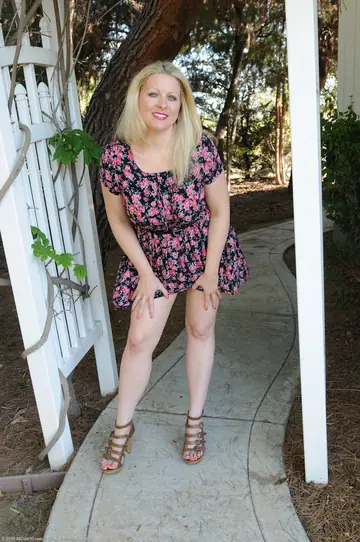 Zoey Tyler – Busty Blonde MILF Strips Nude Outdoors