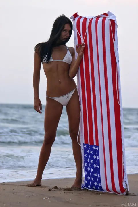 Tall Slim Brunette Spreads Her Pussy on the Beach – photo 1 of 21