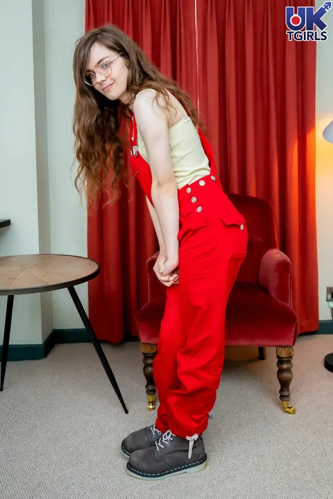 Slim Trans Woman Strips and Shows Her Body – photo 1 of 15