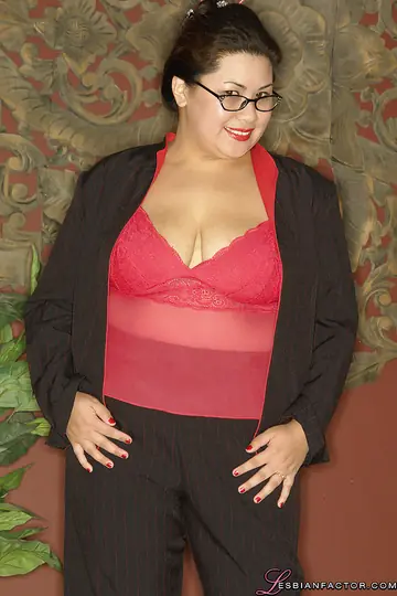 Tyung – Mature Asian BBW in Glasses Shows Her Big Natural Tits
