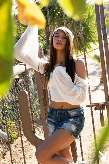 Hannah Le – Slim Brunette Strips Out of Her Shorts in the Garden