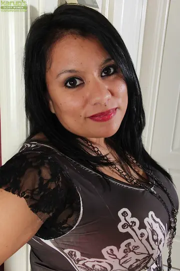 Lucey Perez – Thick Latina MILF Fingers Herself in Lingerie
