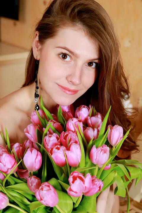 Lauren Swift: Russian Brunette Shows Her Pussy – photo 17 of 21
