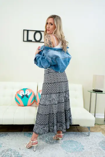 Reagan Lush – Thick Blonde MILF in Lingerie Fucks and Takes Cum on Her Tits