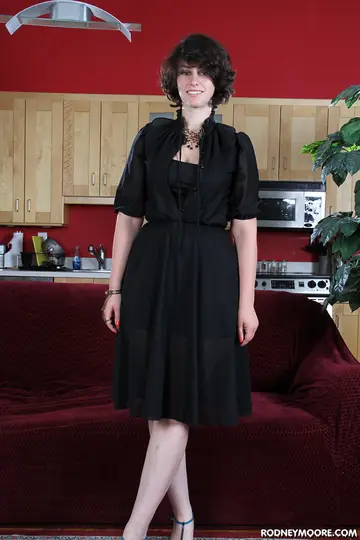 Sadie Grey – Curvy Short-Haired Brunette in Heels Sucks and Fucks for a Facial