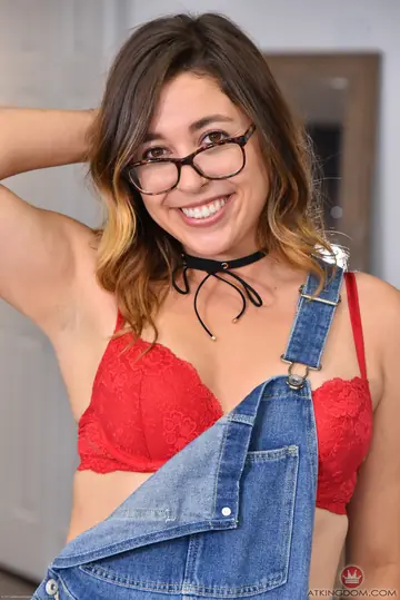 Arianna Blaze – PAWG Brunette in Glasses Pulls Shorts Aside and Spreads Her Pussy