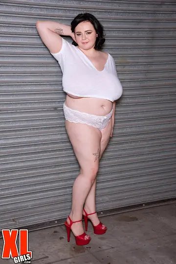 Peyton Thomas – BBW Brunette with Short Hair Oils Up Her Huge Natural Tits and Big Ass