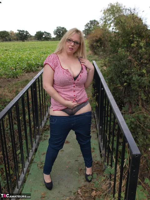 Sindy Bust: Chubby Blonde MILF Strips on the Forest Bridge in Panties and Glasses – photo 6 of 16