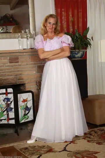 Ray Lynn – Curvy Blonde MILF Strips Out of Her Dress and Pantyhose