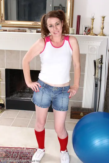 Molly Golly – Thick Mature Brunette Strips Out of Her Shorts and Spreads