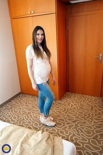 Jessica Bell – Pregnant Petite MILF Strips Out of Her Jeans for Anal Sex in the Bedroom