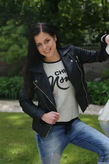 Dutch Woman Strips Out of Her Jeans and Spreads in Public