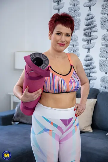 Leah Jaye – Indian Redhead MILF Strips Out of Her Yoga Pants and Spreads