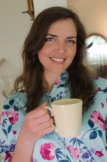 Katie Zucchini – Brunette Housewife Spreads Her Hairy Bush Up Close