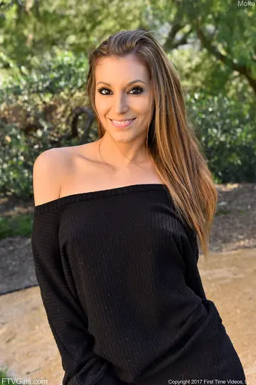 Moka Mora – Tall Latina MILF Strips Out of Her Jeans in Public