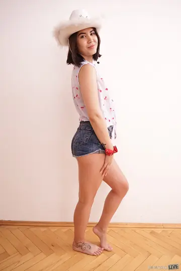 Lady Dee – Tall Czech Brunette with Short Hair Spreads Her Pussy