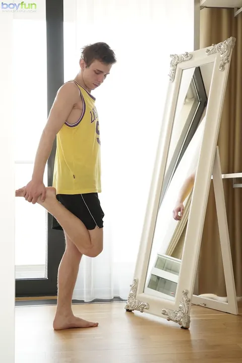 Man Strips Nude and Shows His Body – photo 3 of 21