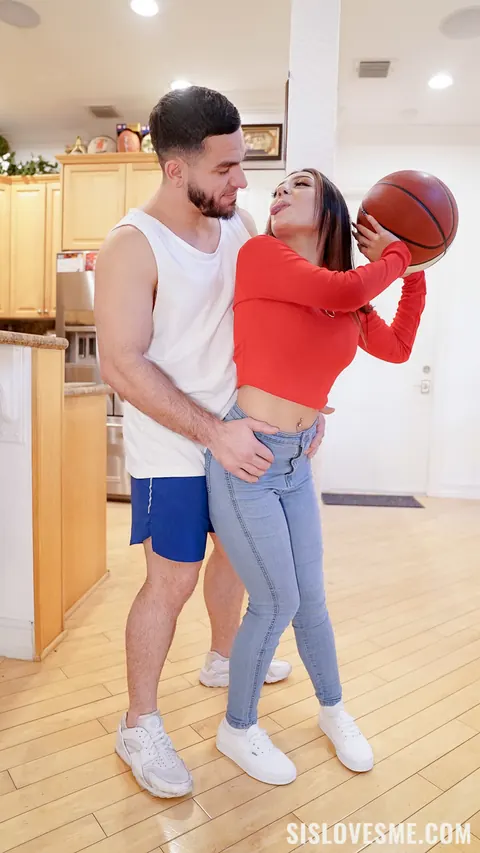 Violet Gems: Curvy Latina Peels Off Her Jeans for Sex – photo 7 of 20