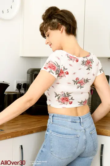 Kate Anne Cooper – British MILF Unveils Her Big Natural Tits in the Kitchen