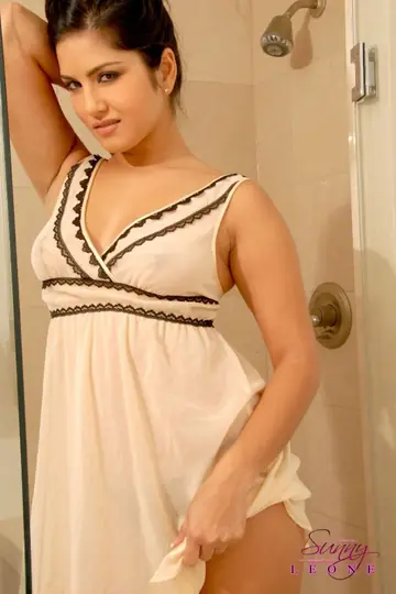 Sunny Leone – Brunette Asian MILF Strips Off Her Lingerie in the Bathroom
