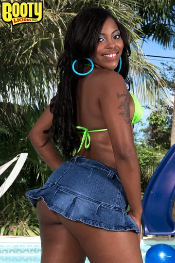 Pleasure Mia – Thick Ebony Brunette Rides Cock by the Pool in a Bikini