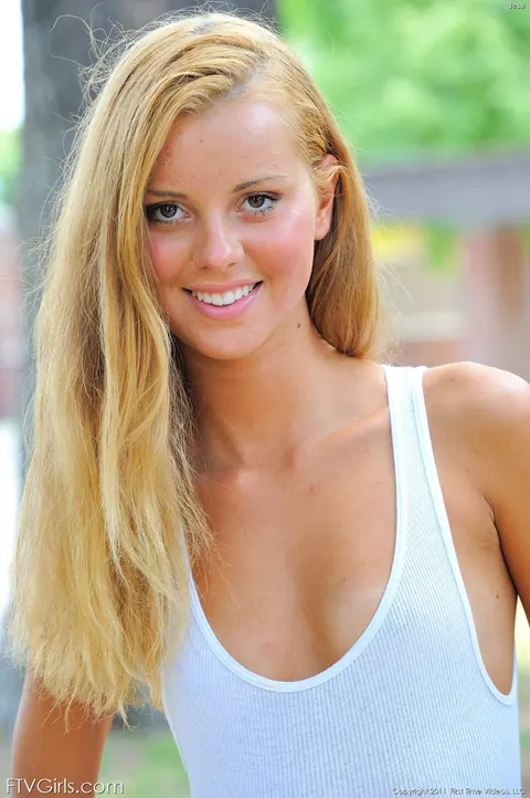 Jessie Rogers: Busty Brazilian Blonde Strips Out of Her Bikini Outdoors – photo 4 of 16