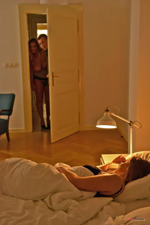 Krystal Swift: Curvy Czech Blondes Share a Big Cock in the Bedroom – photo 8 of 20