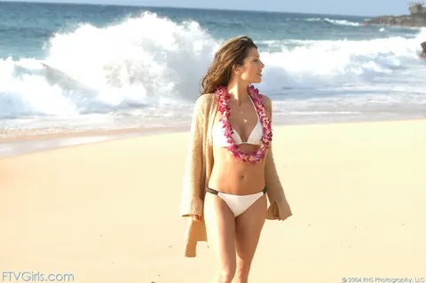 Babe Flashes Her Big Tits in a Bikini on the Beach – photo 19 of 21