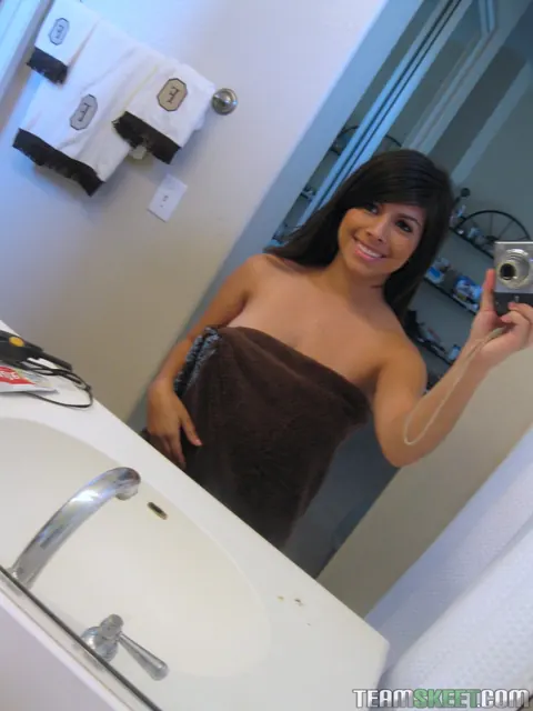 Layla Rose: Latina with Big Natural Tits Spreads in the Mirror Selfie – photo 12 of 20