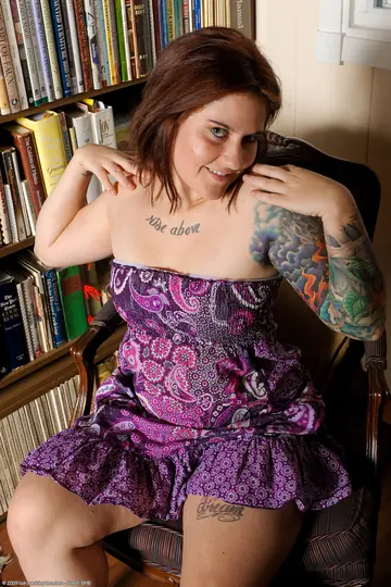 Tattooed BBW Spreads Her Hairy Pussy and Shows Her Big Ass