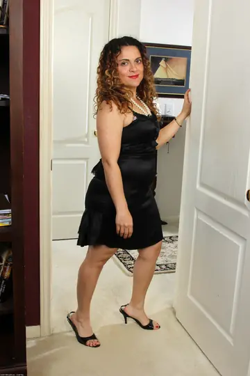 Drew Jones – Petite Spanish MILF Strips Nude and Shows Her Body
