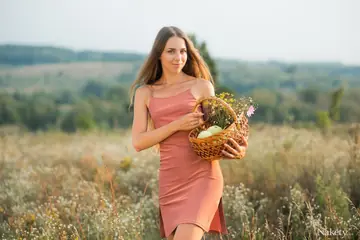 Brunette PAWG Fingers Her Pussy on the Forest Blanket