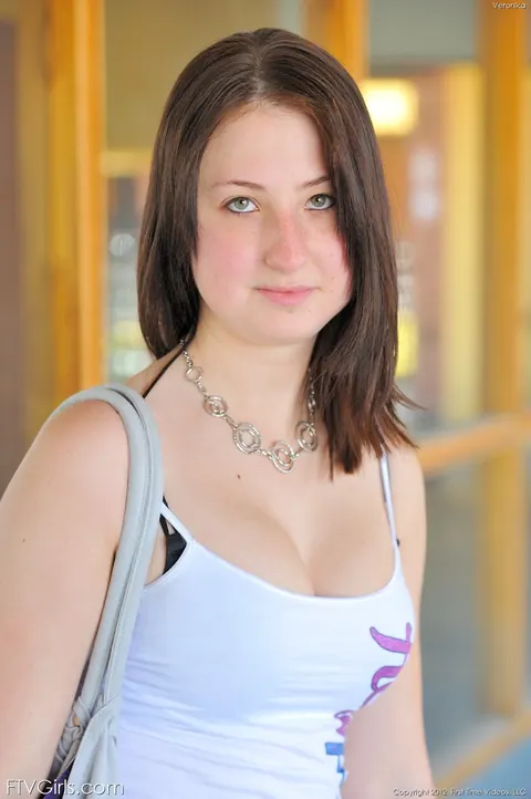 Russian Amateur Flashes Her Ass and Masturbates – photo 13 of 20